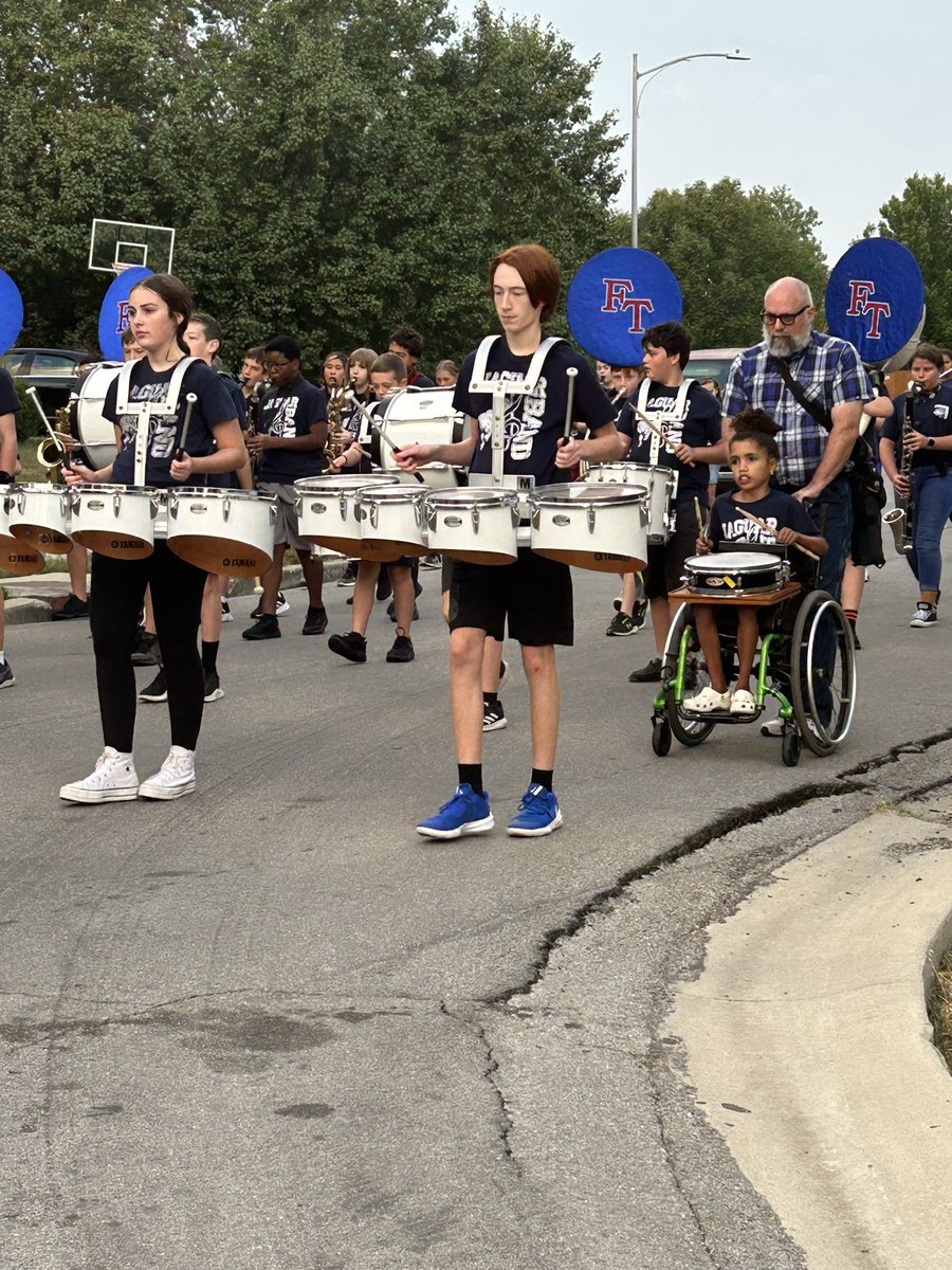 FTMSJaguars's tweet image. What’s that noise you say…@FTMSJaguars band playing   🎶 WE ARE FAMILY at our neighborhood march this morning 💙♥️ @olatheschools