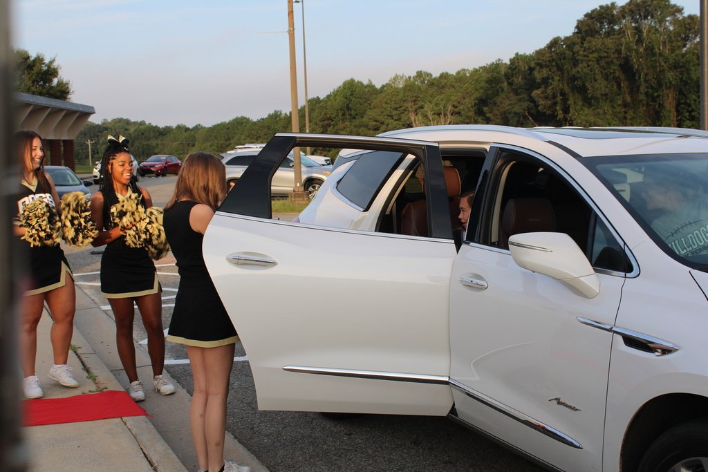 monroe_schools's tweet photo. Hubbard Elementary rolled out the red carpet this morning for Miss Emery Waddleton.  Emery is the first millionaire reader at HES, and has read one million words since the first day of school.  What an accomplishment! #ReadersAreLeaders #LearnGrowSucceed #CommittedToExcellence https://t.co/Z4LY0FgxFG