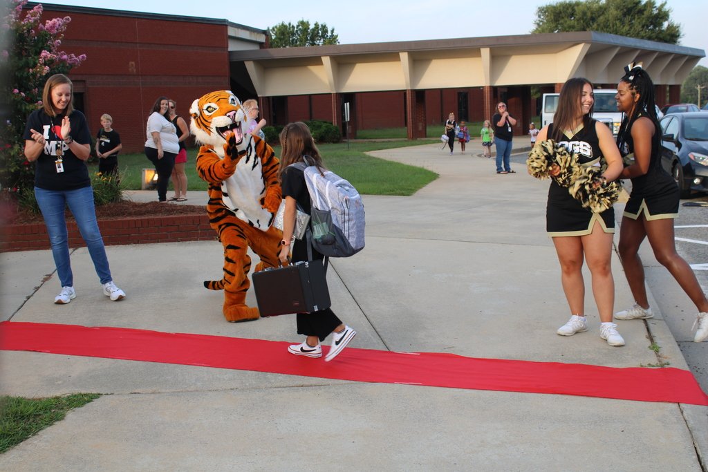 monroe_schools's tweet photo. Hubbard Elementary rolled out the red carpet this morning for Miss Emery Waddleton.  Emery is the first millionaire reader at HES, and has read one million words since the first day of school.  What an accomplishment! #ReadersAreLeaders #LearnGrowSucceed #CommittedToExcellence https://t.co/Z4LY0FgxFG