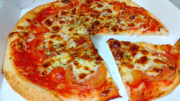 ただいも〜( '∀`)
友達がピザカルボにピザ買いに行くと言うので付いて行って僕もピザ買ってきちゃった♪
持ち帰り専門店なので6ピースのピザと山盛り唐揚げ(半額クーポン)を買っても1224円♪
4つずつ食べて残りは明日の朝ごはんにします(๑'ڡ`๑) 