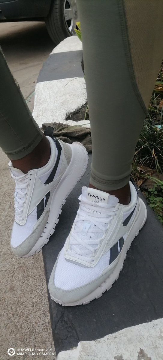 ntintiliza28's tweet photo. @byosneakerexpo #onfeetfriday https://t.co/3ASCTScMll