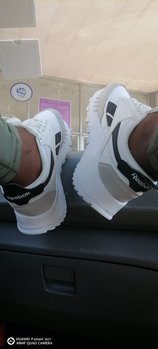 ntintiliza28's tweet photo. @byosneakerexpo #onfeetfriday https://t.co/3ASCTScMll