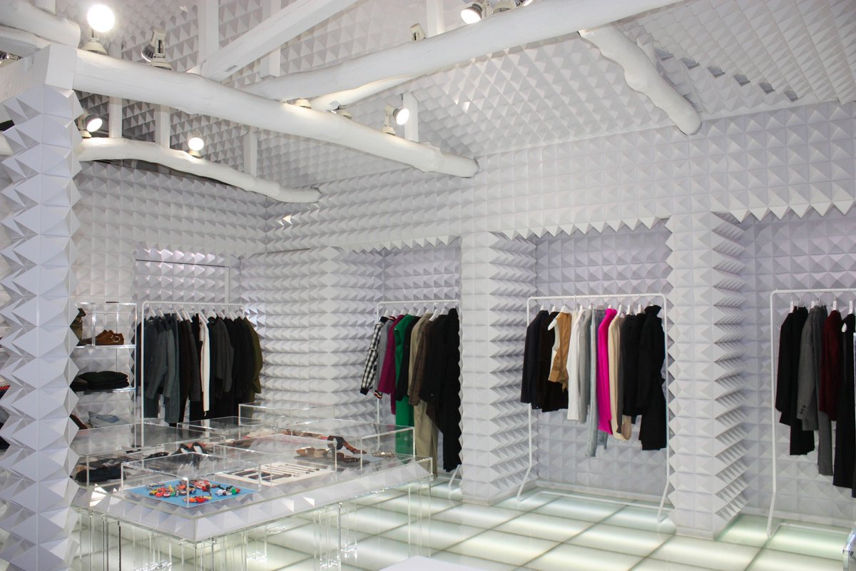 LA MUSEUM is a virtual museum founded by LAILA Co., Ltd. to connect clothing and design to the future.

As a company that runs a vintage store, we at LAILA have come across countless brilliant designer clothes. Rather than just letting these clothes lie in someone's closet