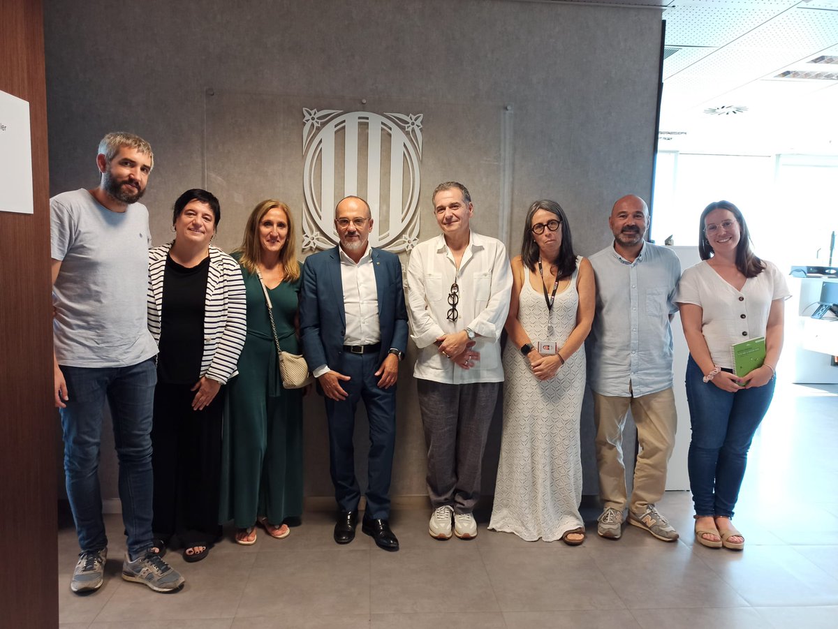 fepa_18's tweet photo. 📢Nos reunimos con el consejero de Derechos Sociales de la Generalitat de Catalunya, @carlescampuzano , para presentar la tarea de la entidad y tratar diferentes vías de colaboración conjuntas

+ información: https://t.co/r0j9n9omvH https://t.co/9H1Kxv8IHS
