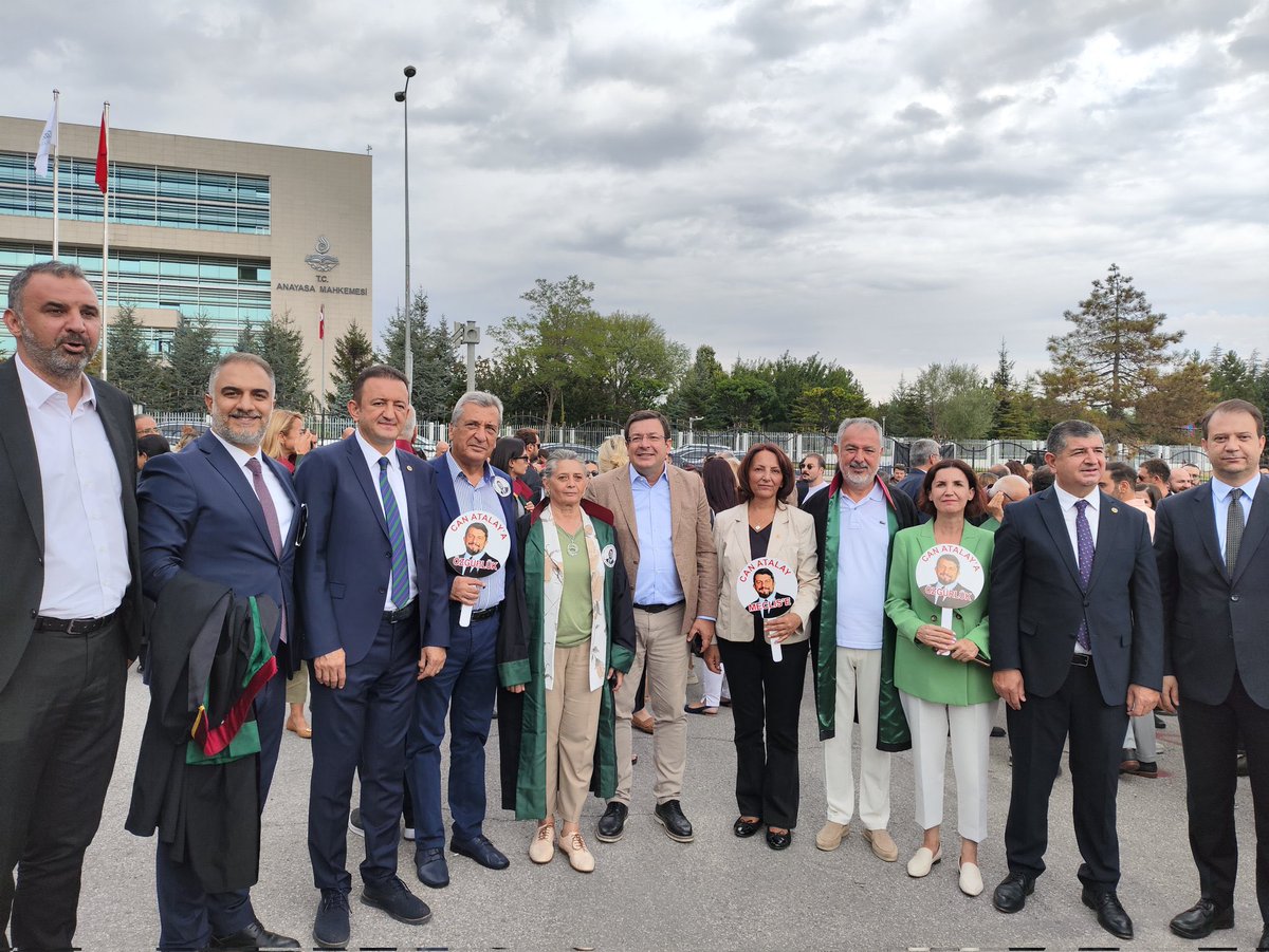 Can Atalay’ın yeri cezaevi değil Meclistir! Millet iradesini gasp eden anlayışı protesto etmek için Anayasa Mahkemesi önündeydik. #CanAtalay