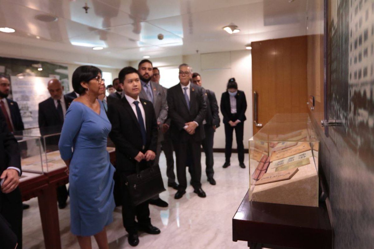 Estuvimos junto a la Vicepresidenta <a href="/delcyrodriguezv/">Delcy Rodríguez</a> en las visitas y reuniones con directivos de la Bolsa Internacional de Energía de Shanghái y la Bolsa de Petróleo y Gas, dos instituciones centrales en el comercio energético y en la formulación de contratos de futuros de Asia