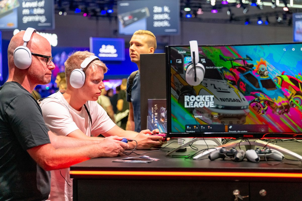 AGONbyAOC's tweet photo. Rewind the clock to #gamescom23, where the @wd_black Booth was an electrifying spectacle!

Enthusiastic gamers gathered around their setups featuring our monitors, immersing themselves in the world of gaming.

Who else wants to relive the sheer awesomeness of @gamescom? 🎮 https://t.co/4FfFVVNVvk