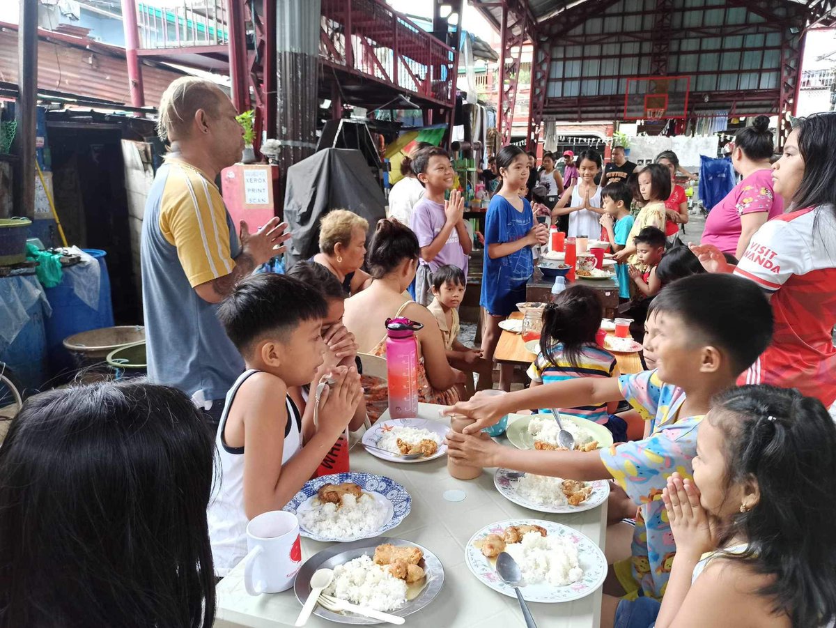 KilosBayanihan's tweet photo. Week 67 Malabon…🥳 
#kilosbayanihan #kb #kbphilippines 
#malabon #manila #philippines 
#weekendoutreach #educationalprogram https://t.co/CgUPQThQxY