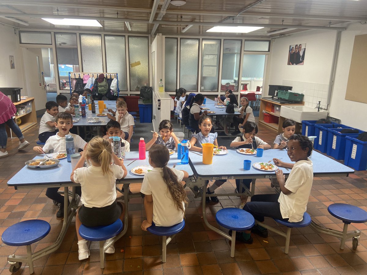 7millsprimary's tweet photo. Lunch is taking place in the corridors but we are still happy and getting a brilliant choice of fantastic food. Thank you to Rose and @ChefsinSchools for helping the term start well despite having no dining hall. https://t.co/W3t8U770iy
