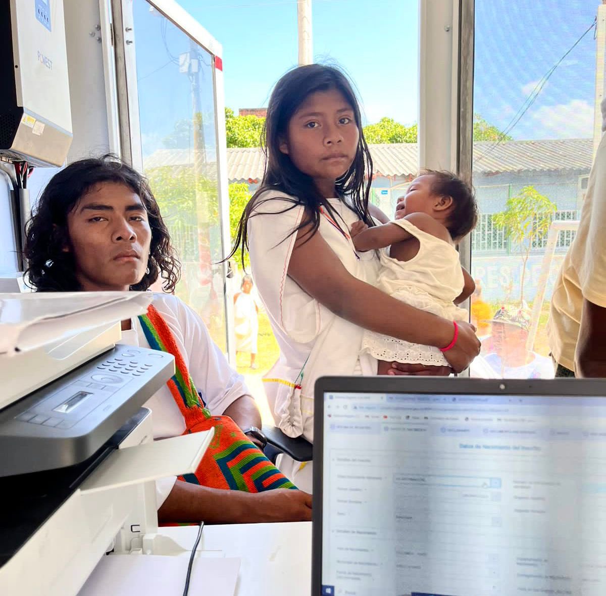 Registraduria's tweet photo. La Oficina Móvil de Identificación #JuntosSobreRuedas 🛞🚍con el apoyo de @UNICEFColombia adelanta una jornada de identificación y atención en Campana Nuevo, Dibulla (La Guajira)📍, beneficiando a niños, niñas, jóvenes y adultos de distintas comunidades indígenas, así como a población vulnerable, facilitándoles el acceso a documentos de identidad como registro civil de nacimiento 📃 , tarjeta de identidad 🪪 y #CédulaDigital 📲.

#GarantesDeLaIdentificación🇨🇴