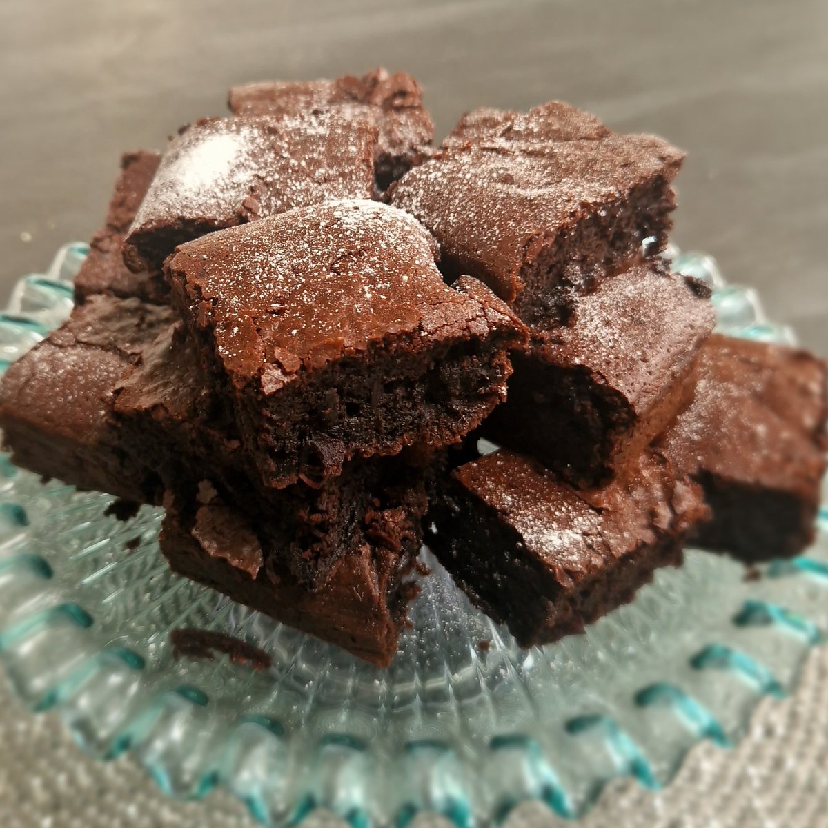 What do you do when you have a batch of beetroot fresh from the farm but kids that don't eat beets? 🤔 Make chocolate beetroot brownies, and best hope they don't realise what the secret ingredient is... I feel like this what they serve in the cafe at Schrute Farms 🤪