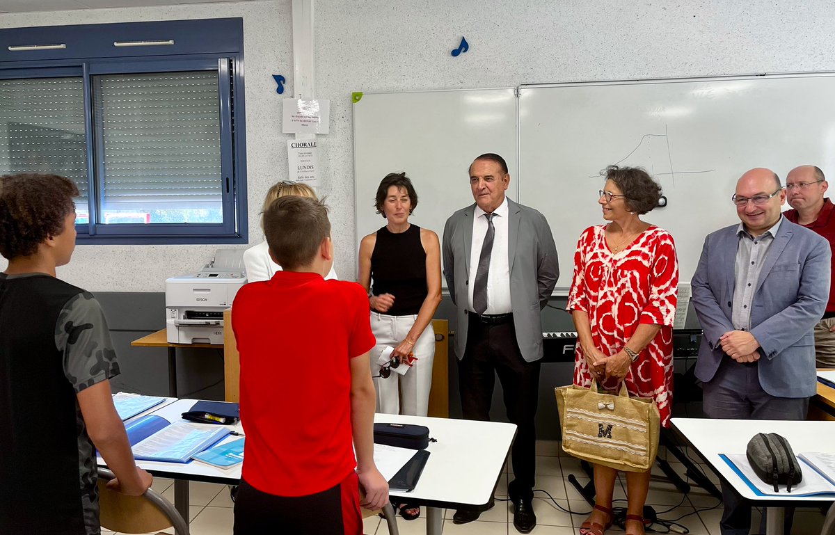 Heraultinfos's tweet photo. 🏫Cet après-midi le Président @Kmesquida, et les Vice-Président(e)s Marie-Pierre Pons et Renaud Calvat,  

🚸rencontrent les élèves et équipes du #collège Basile Rouaix à #Cessenon-sur-Orb, 

en présence de Véronique Gerones-Troadec directrice académique adjointe. https://t.co/0WtwSTUQLd