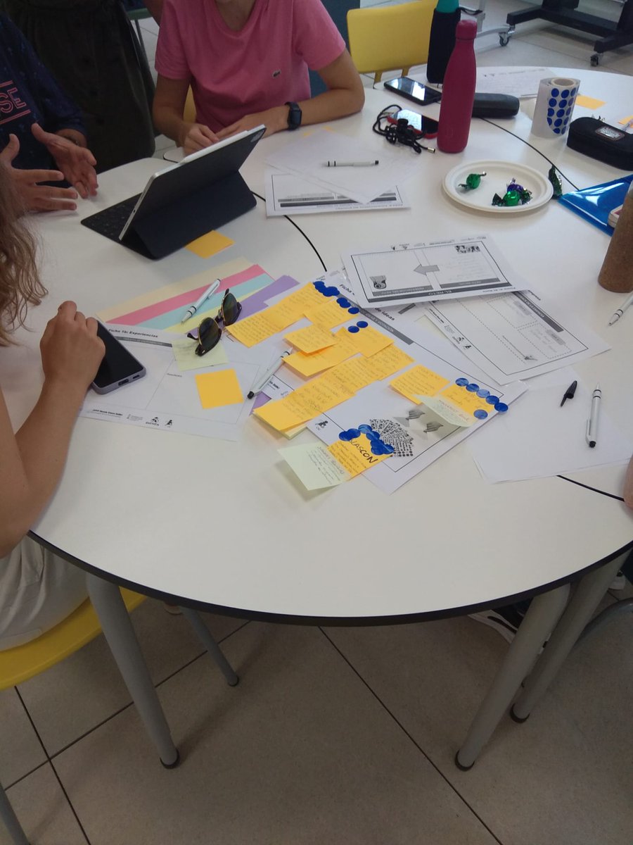 FPValencia's tweet photo. Hui el nostre professorat ha participat en un hackathon per a proposar idees de projecte per al centre per a aquest curs 2023/24. 👩🏻🏫👨🏫
La idea guanyadora es durà a terme durant el curs. 💡
#fpvalencia #gva #vicenteblascoibañez #education https://t.co/vwhBqxtVnG
