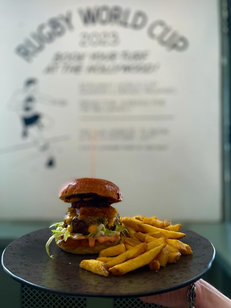 HollywoodSW10's tweet image. It’s almost here! Just hours to wait until 2 months full of rugby, and whats the perfect accompaniment to cheering on your team? The Hollywood World Cup burger!!

Were almost full for the first game, link in the bio to book!

#sw10 #chelsea #rwc2023 #pub #rugby #food #book