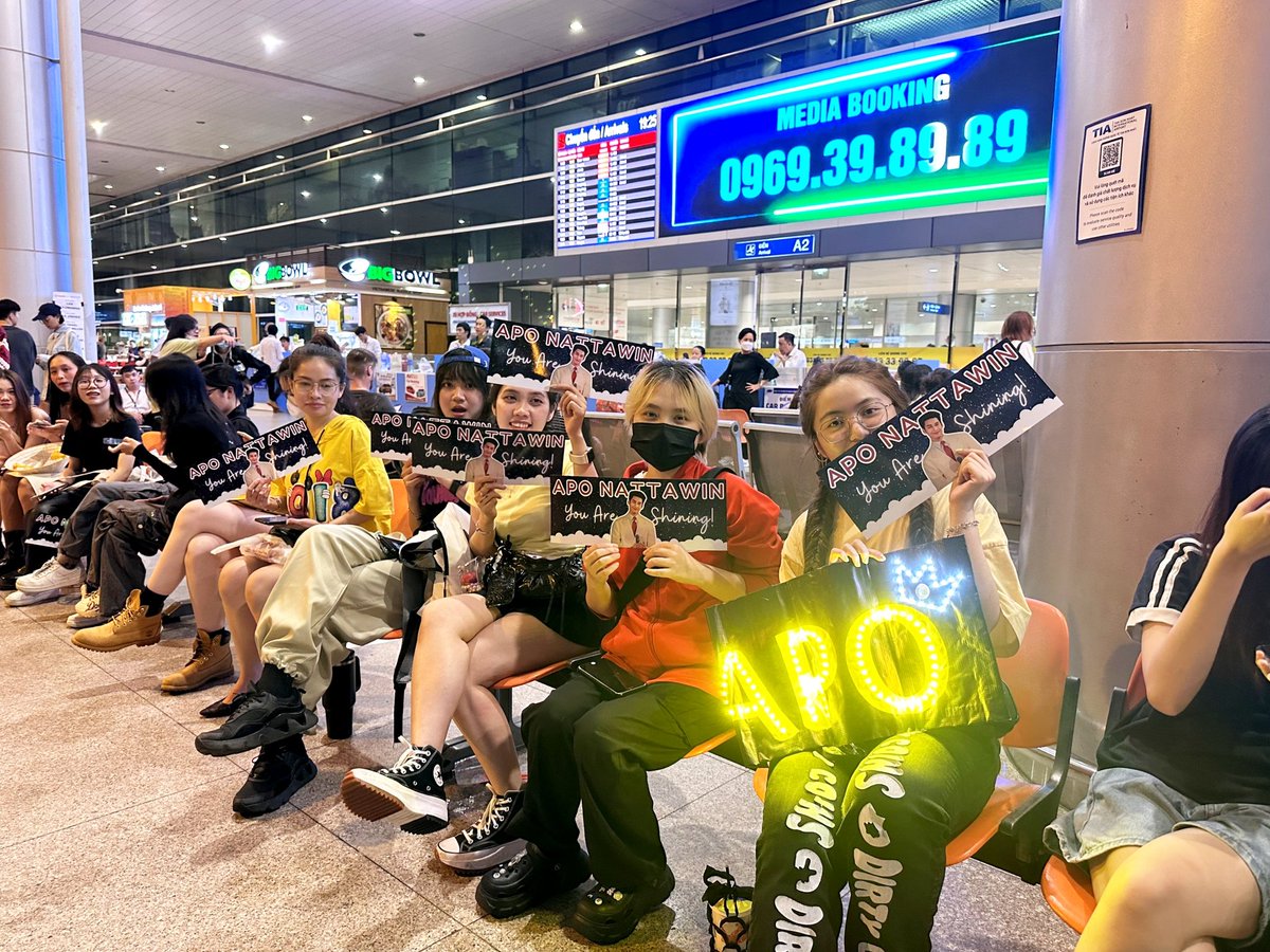 ApoNattawinFCVN's tweet photo. Eiei~ ARE YOU READYYYYYYYYYYY

 @Nnattawin1 is coming to townnnn 🥰🥰
And Vietnamese #apocolleagues are all happy and really excited to see APO 💛💛💛

APO APO APO Yayyyyyy~~~ SEE YOU SOON 💛
@Nnattawin1 #Nnattawin #apocolleagues https://t.co/ANdUQ0E4is