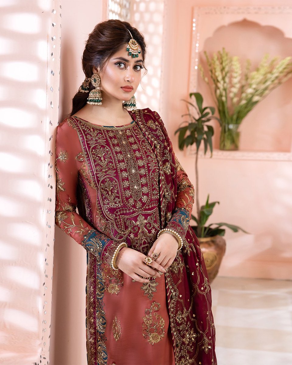 asimjofa's tweet image. Which look of Sajal’s do you like more?

#SajalAly #WeddingEdit