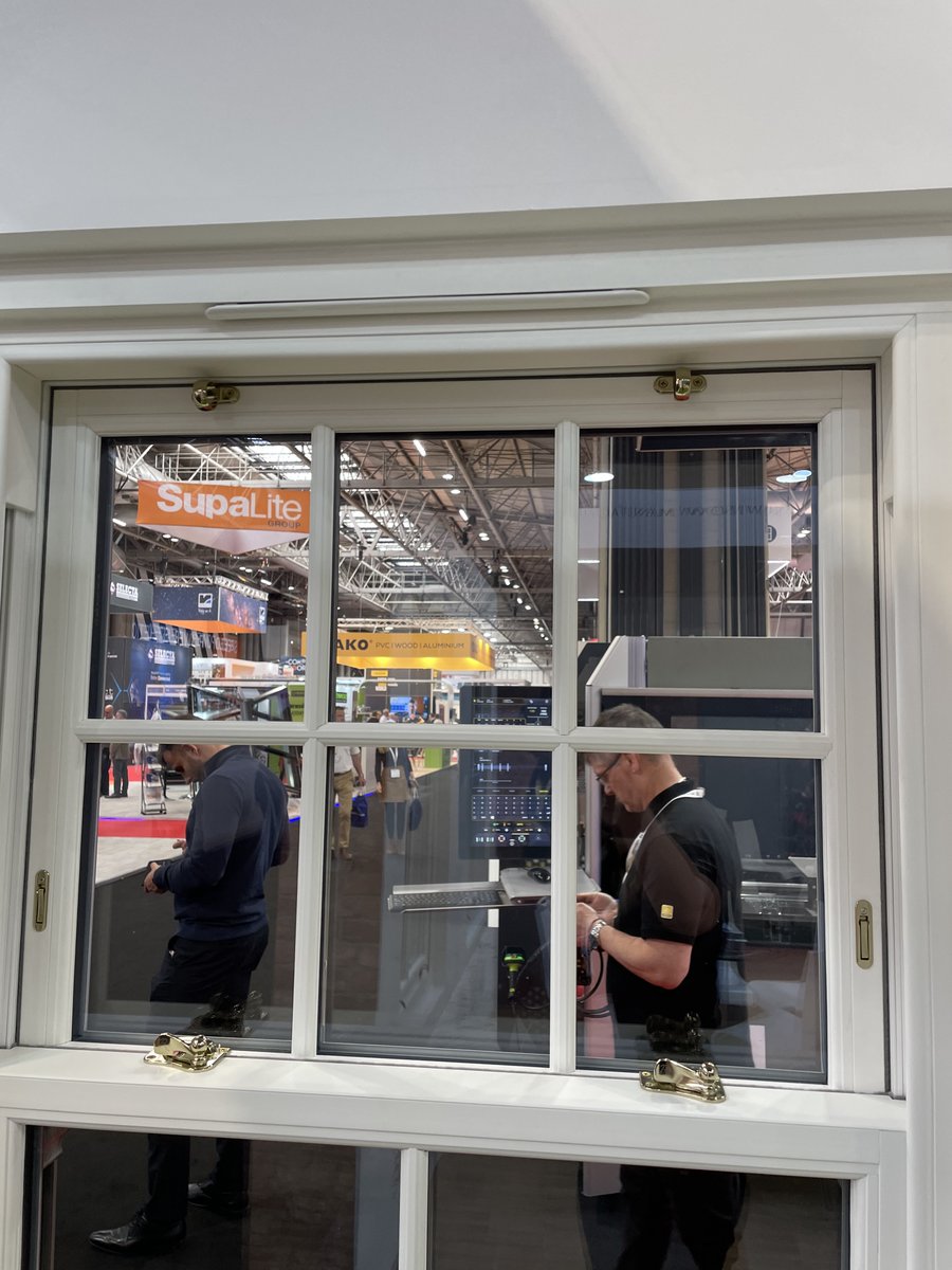 RoseviewWindows's tweet image. We have a few options for trickle vents for your customers #RoseCollection sash windows - this is our popular concealed overhead vent option 🌹💨