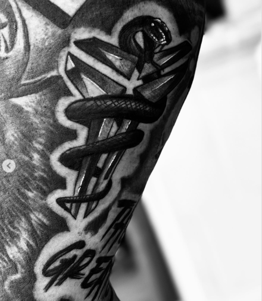 NFL_DovKleiman's tweet photo. #Cowboys QB Dak Prescott was knocked out and put under sedation for 11 hours while he got a leg tattoo, via @ClarenceHillJr

"The massive tattoo also features Daffy Duck doing Dak’s signature touchdown celebration, the Dallas’ skyline and a sign from the Pine Creek Estates mobile home park in Louisiana where Prescott grew up"

"There are images of a Black Mamba for Kobe Bryant, a Jumpman logo for Michael Jordan and a picture of Muhammad Ali." 

https://t.co/HwLBABKbXm