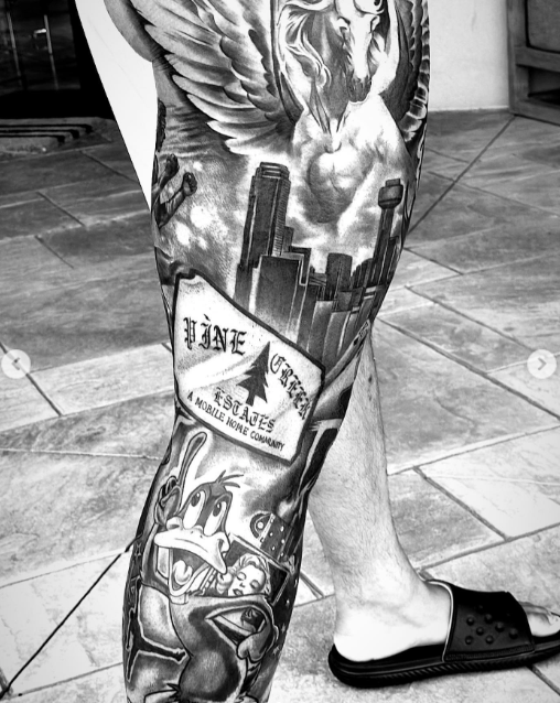 NFL_DovKleiman's tweet photo. #Cowboys QB Dak Prescott was knocked out and put under sedation for 11 hours while he got a leg tattoo, via @ClarenceHillJr

"The massive tattoo also features Daffy Duck doing Dak’s signature touchdown celebration, the Dallas’ skyline and a sign from the Pine Creek Estates mobile home park in Louisiana where Prescott grew up"

"There are images of a Black Mamba for Kobe Bryant, a Jumpman logo for Michael Jordan and a picture of Muhammad Ali." 

https://t.co/HwLBABKbXm