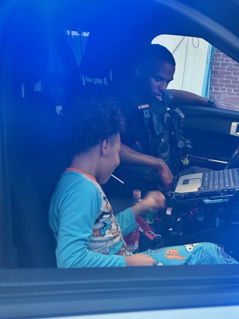 BhamPolice's tweet photo. Happy Friday ๐
There is nothing more rewarding on patrol than spending time with our youth.
#commitment
#excellence
#integrity https://t.co/fE7ZIvMK9T