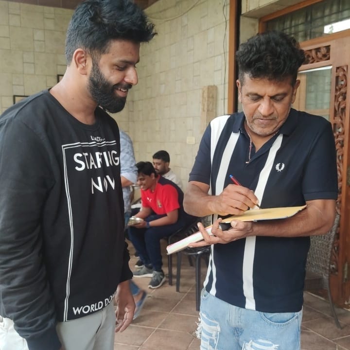 PROHarisarasu's tweet photo. @NimmaShivanna ಮತ್ತು @KicchaSudeep ಅವರ ಶುಭ ಹಾರೈಕೆಯಿಂದ ಶುರುವಾದ #PRO ಜರ್ನಿಗೆ ಇಂದು 2 ವರ್ಷದ ಸಂಭ್ರಮ ❤️😍
ಧನ್ಯವಾದಗಳು ನನ್ನ ನಂಬಿ ಕೆಲಸ ಕೊಟ್ಟ ಪ್ರತಿಯೊಬ್ಬರಿಗೂ.. 200 ಕ್ಕೂ ಹೆಚ್ಚು ಸಿನಿಮಾಗಳಿಗೆ ಕೆಲಸ ಮಾಡಲು ಪ್ರೋತ್ಸಾಹಿಸಿದ ನನ್ನ ಮಾಧ್ಯಮ ಮಿತ್ರರಿಗೆ ಹೃದಯಪೂರ್ವಕ ಧನ್ಯವಾದಗಳು.
#2Yearscompleted #ArasuCreations #PRO #HarishArasu #KichchaSudeep #Shivannna #Sandalwood