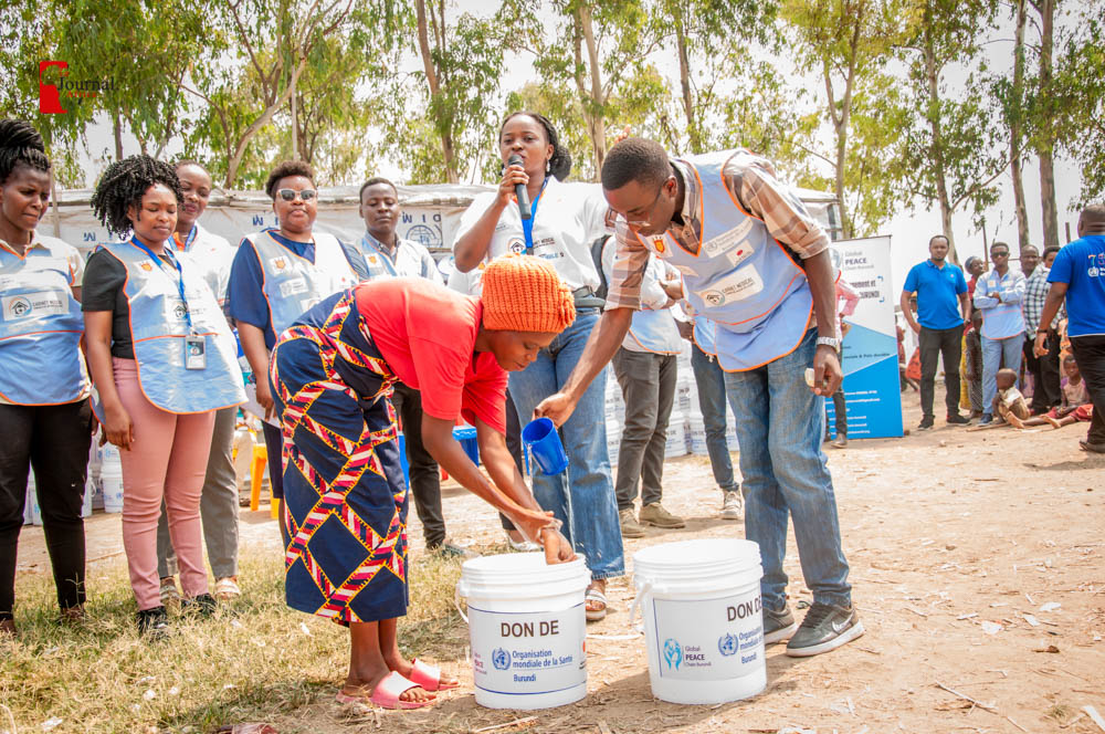 lejournalafrica's tweet photo. #Burundi : dans le cadre de la #Campagne_Santé qui a débuté le 29 aout, @globalpeacecha2 assiste 315 familles les plus vulnérables du site de déplacés de #kinyinya_II par les kits composés de #savons, des #bidons, des #serviettes_hygiéniques et des #seaux. Lancée le mercredi 06 septembre, la #Campagne_Santé voit sa concrétisation grâce à la #Clinique_Mobile de la @JeunesMaison avec facilitation financière de @WhoBurundi sous le fonds du gouvernement #japonais.