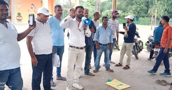 5 Sept. को ICF के छात्रों के द्वारा अपने हक और अधिकार #GMPower_4_RailCCAA के लिए चेन्नई के Railway Station पर शांतिपूर्वक प्रोटेस्ट कर रहे थे ऐसे मे RPF के द्वारा उनपर बल प्रयोग कर अमानवीय व्यवहार देखने को मीला जिसकी हम तमाम रेल अप्रेन्टीस कड़ी से कड़ी नींदा करते हैं.