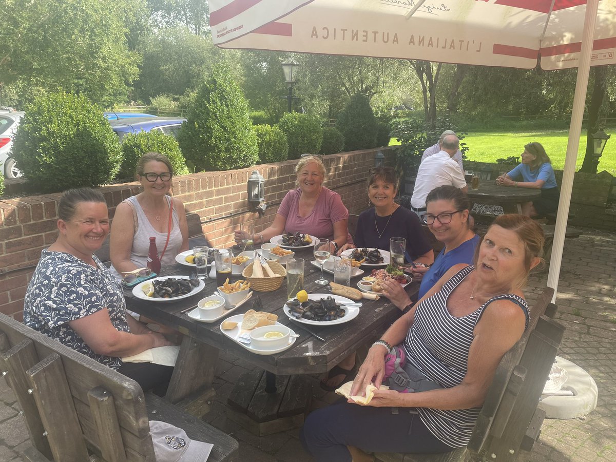Just the nicest moules et frites after our Friday walk near Marden. Tip from chef as we arrived and most of us partook. Highly recommend the @countrywalking route and the pub Millstream at Marden - @visitpewseyvale