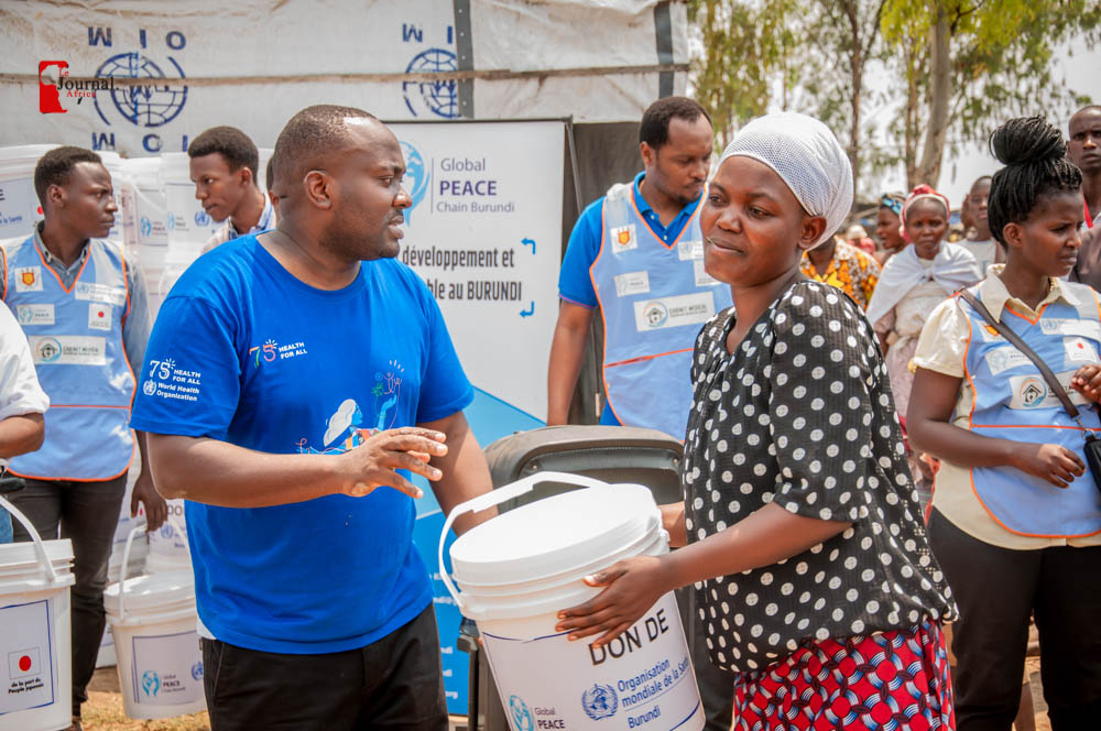 lejournalafrica's tweet photo. #Burundi : dans le cadre de la #Campagne_Santé qui a débuté le 29 aout, @globalpeacecha2 assiste 315 familles les plus vulnérables du site de déplacés de #kinyinya_II par les kits composés de #savons, des #bidons, des #serviettes_hygiéniques et des #seaux. Lancée le mercredi 06 septembre, la #Campagne_Santé voit sa concrétisation grâce à la #Clinique_Mobile de la @JeunesMaison avec facilitation financière de @WhoBurundi sous le fonds du gouvernement #japonais.