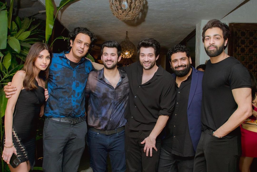 Joining in on the celebrations, @imkarandeol is all smiles at the success party of #Gadar2! 🥳🎉

An incredible journey filled with love and gratitude for the blockbuster response🥰🌟🎬

#karandeol #Sunnydeol #rajveerdeol #drishaacharya
#shahrukhkhan