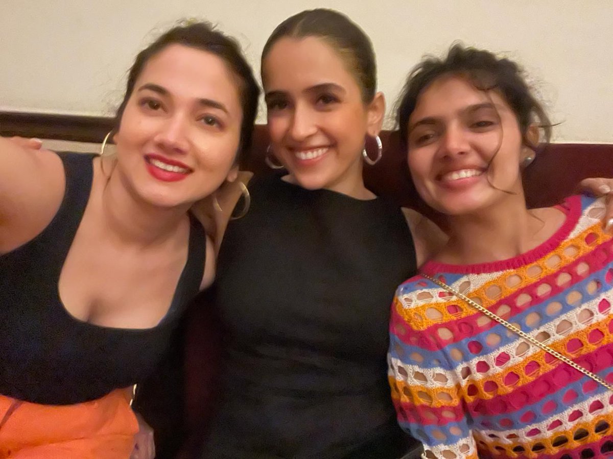 From the success party of #Jawan , straight from #Mannat - 

Actress #LeharKhan who played #Kalki in Jawan having a good time with her co-actors at the success party of Jawan in Mannat. 

Pic 1: Left to Right 
Lehar Khan, #SanyaMalhotra, #Nayanthara, #GirijaOak 

Pic 2: Left  to