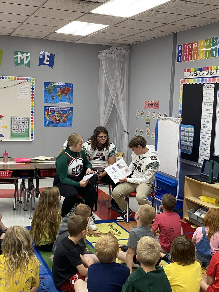 SCHSWildcatFb's tweet photo. Wildcat FB players and @salemcatscheer teaching Hawthorn 2nd graders to be like Chester. ALWAYS be accepting of everyone, even if they’re different than you. F.A.M.I.L.Y. #SalemWildcatPride #ProtectTheDen https://t.co/aXfiKKKpmZ