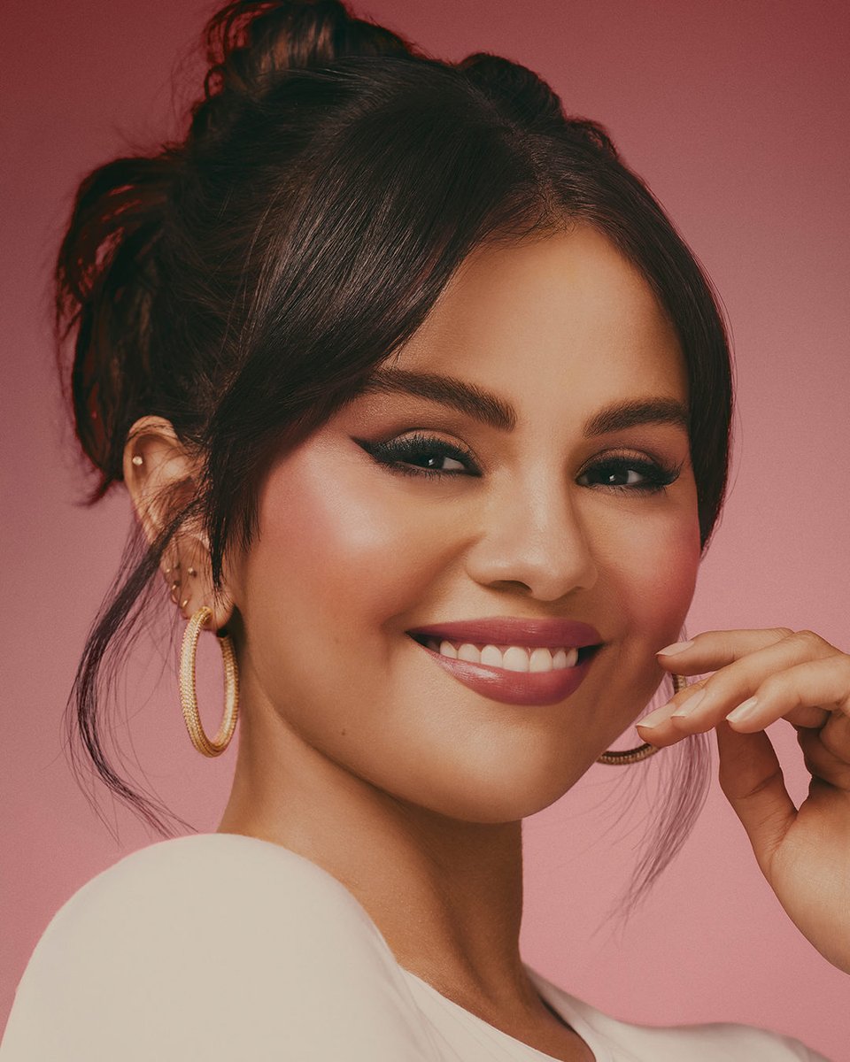 rarebeauty's tweet photo. Recreate the beloved viral glowy blush hack with minis of the Soft Pinch Liquid Blush and Positive Light Liquid Luminizer – in two of your faves and two NEW exclusive shades.  

Shop it now only @sephora mobile app! https://t.co/f1adLgMJza