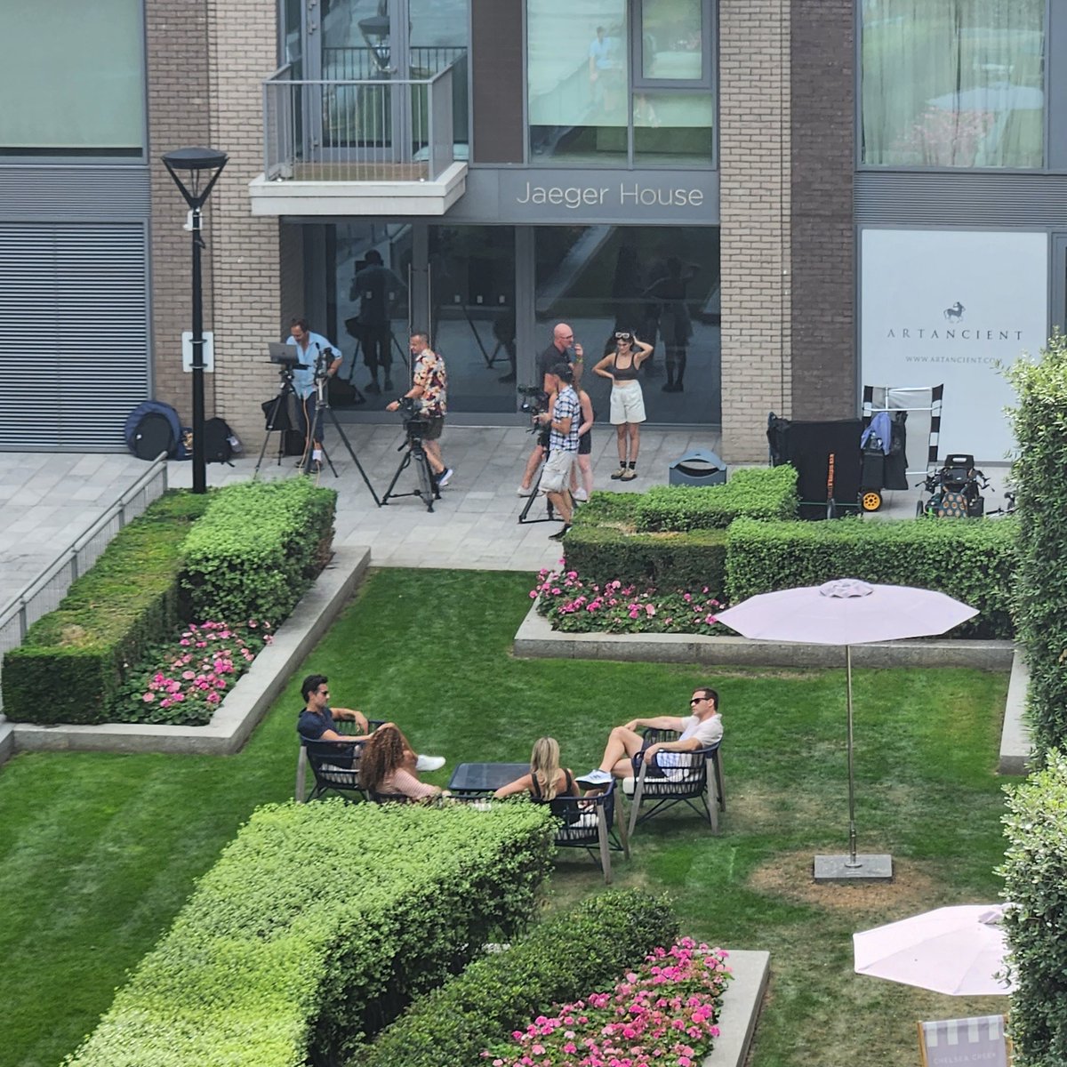caprolalia's tweet photo. Pathetic Management at #chelseacreek in SW6 commisioning fake marketing shots with fak people that show an amazing vibrant community of residents enjoying themselves when the reality is so very different. Beware and don't buy! @BerkeleyGroupUK #berkeleygroup #berkeleycommercial https://t.co/ISsrdT9qw9