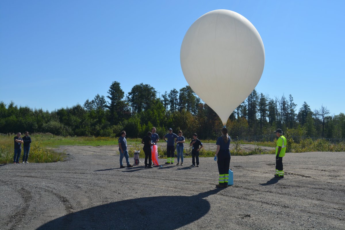 csa_asc's tweet photo. Calling Canadian post-secondary students! Would you like to participate in space research by flying your experiment on board a high-altitude balloon, and gain valuable mission operations experience?

Applications are now open for the 2024 #CANSBX project: https://t.co/WWAQvtqyxq https://t.co/mZRVfW5j10