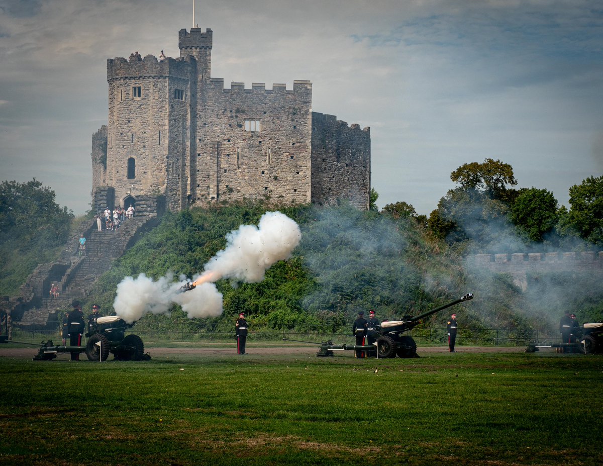 There was a military Gun Salute in Cardiff Castle today to celebrate King Charles III's proclamation as King. #Itson #Cardiff #cardiffcastle #kingcharles111 #gunsalute