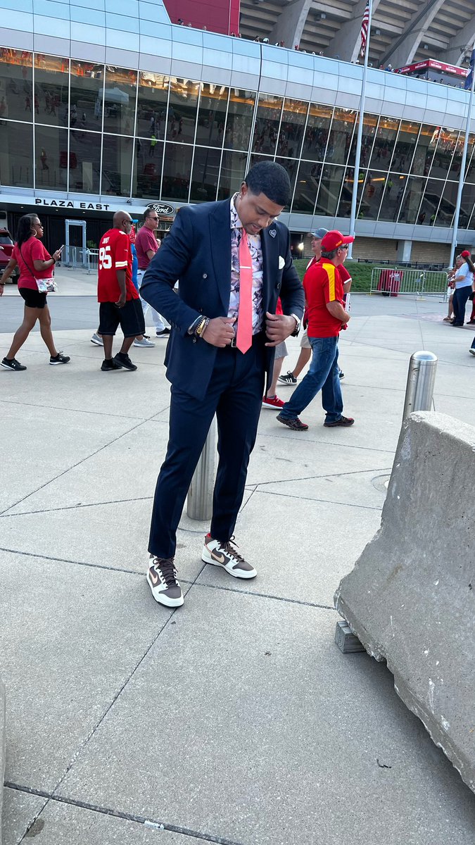 SteveWallsKC's tweet image. The Chiefs might have lost yesterday but my Double Breasted Suit was a winner..
#ChiefsvsLions Week 1 #GameDayLook
#MrSuitsAndSneakers
👔 👟 
Thank you to my friends at @Dillards located at @ZonaRosaKC 
#ChiefsKingdom