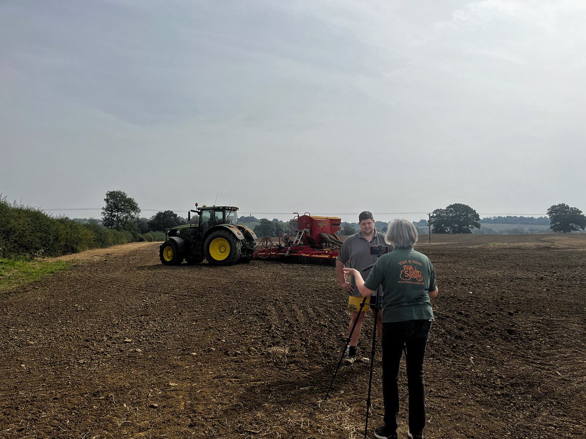 An exciting morning with @AnnabelOFS, filming content for @OpenFarmSunday ☀️🚜