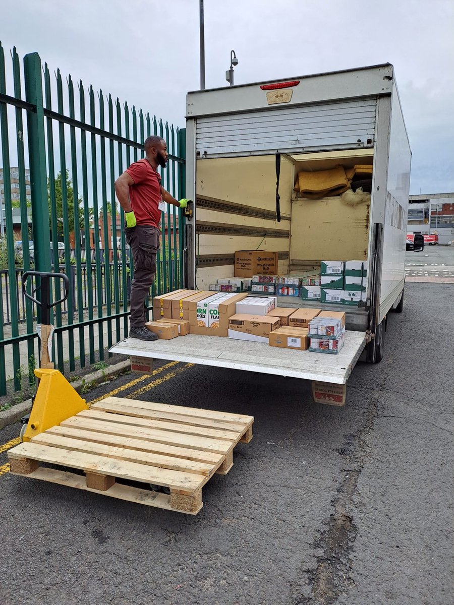 🧵

Rising living costs are affecting people from all walks of life. But Mancunians have been leading the change in helping others.

In December 2022 we introduced a grant scheme to support community led groups providing food support.

Here's a look behind the scenes. 👇📸

#OMFP