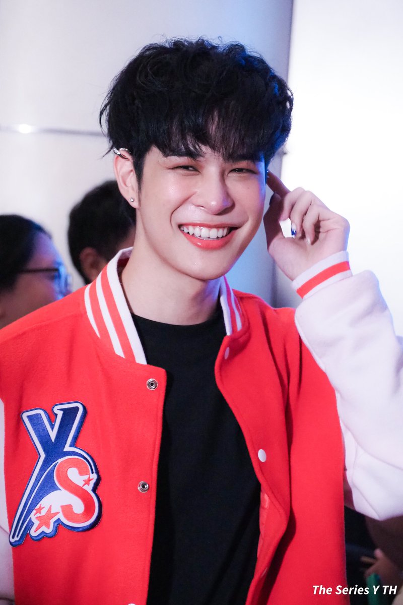 theseriesy_th's tweet photo. "อาร์ต​ ภาคภูมิ" ในงานแถลงข่าวเปิดตัวรายการกึ่งเรียลลิตี้ใหม่แกะกล่อง​ "Y Star Challenge"

#YStarChallenge #Artpakpoom
#YStarChallengeEp1
#Artonabangkok #GMM25 https://t.co/knzngawIWp