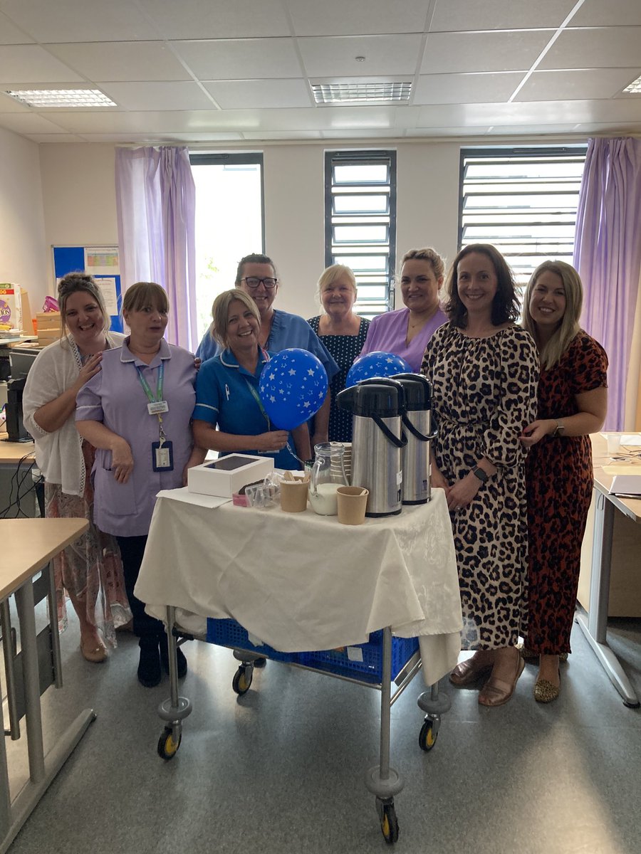 Coffee, cake and iced water on tap…seeking views of midwives and medical teams ⁦<a href="/UHNM_NHS/">UHNM NHS Trust 🏥</a>⁩ ⁦<a href="/UHNM_WCCSS/">UHNM WC&CSS</a>⁩ of our improvement project for IOLs with a trolley dash and chat, courtesy of our NHSE and LMNS colleagues ❤️🤩🍰🧁☕️ fab morning 🌟