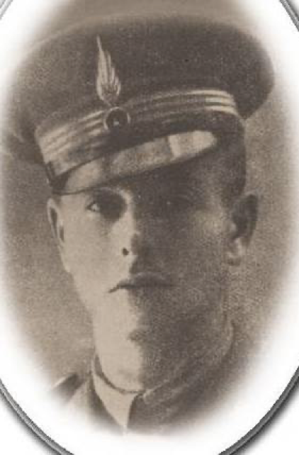 ANPIRomaPosti's tweet photo. Maggiore di Cavalleria, #CarloPirzioBiroli all'annuncio dell'#Armistizio si trovava in #Albania come capo di Stato Maggiore del Raggruppamento #Celere.
Rifiutatosi di arrendersi ai tedeschi cadde in combattimento, presso #Tirana, il #13settembre 1943.Aveva 34 anni. https://t.co/xDNuhFlDct