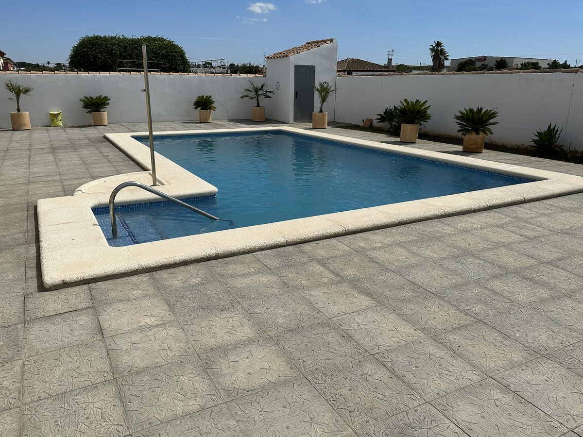 Oliver141269's tweet photo. Angekommen und erstmal Durst gelöscht 😎😎😎, Poolpumpe rennt auch erstmal ein paar Stunden. Wasser hat 28° im Pool. https://t.co/ThJTryTb1b
