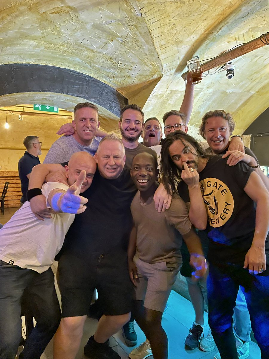 RobbieWhelan7's tweet image. Greetings from Budapest, Magyarozag 🇭🇺
99 in the shade !!
Happy Friday everyone 🍺
#Hungary 
#EuroTour23