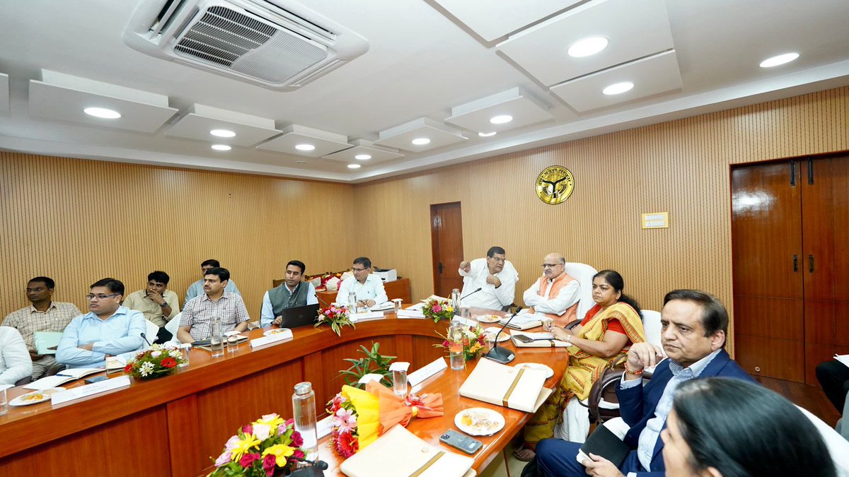 aksharmaBharat's tweet photo. भारत सरकार के नीति आयोग के सीईओ श्री बीवीआर सुब्रमणियम जी एवं आयोग के   सलाहकारों के साथ आज ऊ॰प्र॰ के नगरों के आर्थिक उत्थान के विषय पर लखनऊ में विस्तारपूर्वक चर्चा हुई। 

विशेष रूप से वाराणसी को केंद्र रखते हुए अग़ल-बग़ल के लगभग 100 किलोमीटर तक के ज़िलों की आर्थिक प्रगति तेज करते ��ुए उनकी जीडीपी को दस गुना बढ़ाने के लिए रणनीति बनाई गई। 

माननीय प्रधानमंत्री जी के आशीर्वाद से, माननीय मुख्यमंत्री जी के नेतृत्व में और नीति आयोग के मार्गदर्शन में पूर्वांचल के विकास को अब लगेंगे पंख...

@narendramodi
@myogiadityanath
#GoodGovernance #HumaraUP 
@NITIAayog