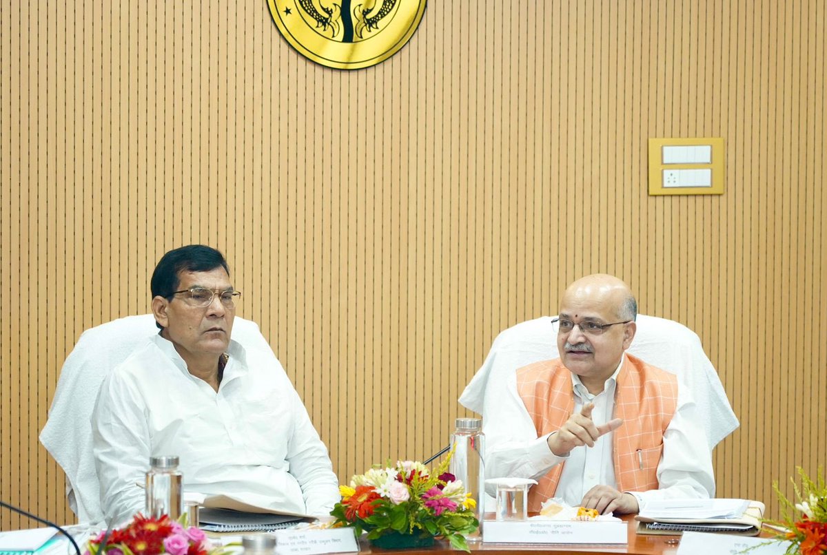 aksharmaBharat's tweet photo. भारत सरकार के नीति आयोग के सीईओ श्री बीवीआर सुब्रमणियम जी एवं आयोग के   सलाहकारों के साथ आज ऊ॰प्र॰ के नगरों के आर्थिक उत्थान के विषय पर लखनऊ में विस्तारपूर्वक चर्चा हुई। 

विशेष रूप से वाराणसी को केंद्र रखते हुए अग़ल-बग़ल के लगभग 100 किलोमीटर तक के ज़िलों की आर्थिक प्रगति तेज करते ��ुए उनकी जीडीपी को दस गुना बढ़ाने के लिए रणनीति बनाई गई। 

माननीय प्रधानमंत्री जी के आशीर्वाद से, माननीय मुख्यमंत्री जी के नेतृत्व में और नीति आयोग के मार्गदर्शन में पूर्वांचल के विकास को अब लगेंगे पंख...

@narendramodi
@myogiadityanath
#GoodGovernance #HumaraUP 
@NITIAayog