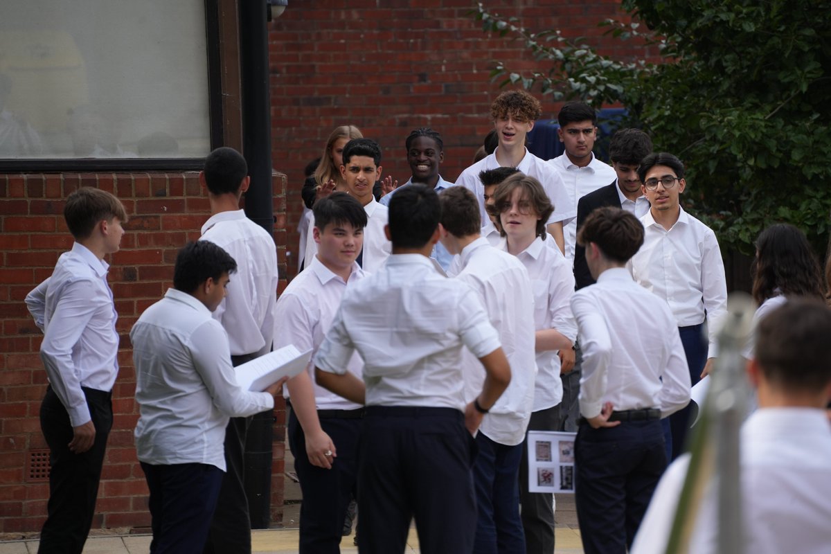 SASHerts's tweet image. Lower Sixth Formers explored St Albans &amp;amp; Verulamium Park for a teambuilding exercise. Despite the heat, it was a great opportunity to get to know each other better &amp;amp; build relationships with both new entrants &amp;amp; former Fifth Form pupils participating. 
#teambuilding #startofterm