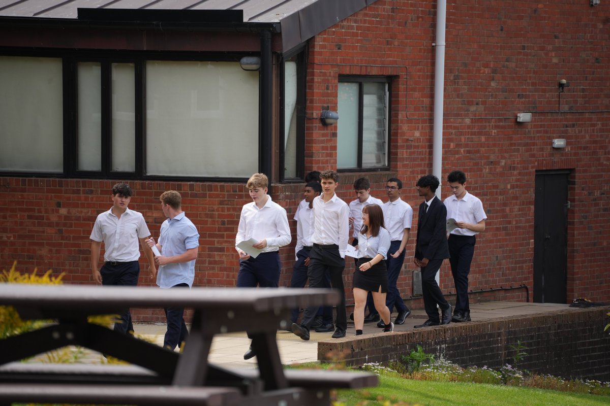 SASHerts's tweet image. Lower Sixth Formers explored St Albans &amp;amp; Verulamium Park for a teambuilding exercise. Despite the heat, it was a great opportunity to get to know each other better &amp;amp; build relationships with both new entrants &amp;amp; former Fifth Form pupils participating. 
#teambuilding #startofterm