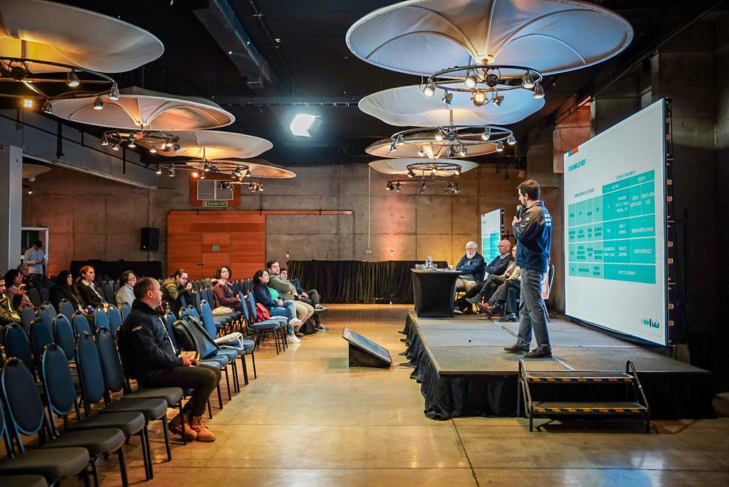 ¡Estamos nuevamente en <a href="/Apimondia_Chile/">Apimondia Chile 2023</a>! 🐝🍯

El director  Nacional de <a href="/rojassantiagro/">Santiago Rojas Alessandri</a>, expone sobre la Política de Fomento para la Apicultura Familiar Campesina e Indígena.
 
apimondia2023.com/es/