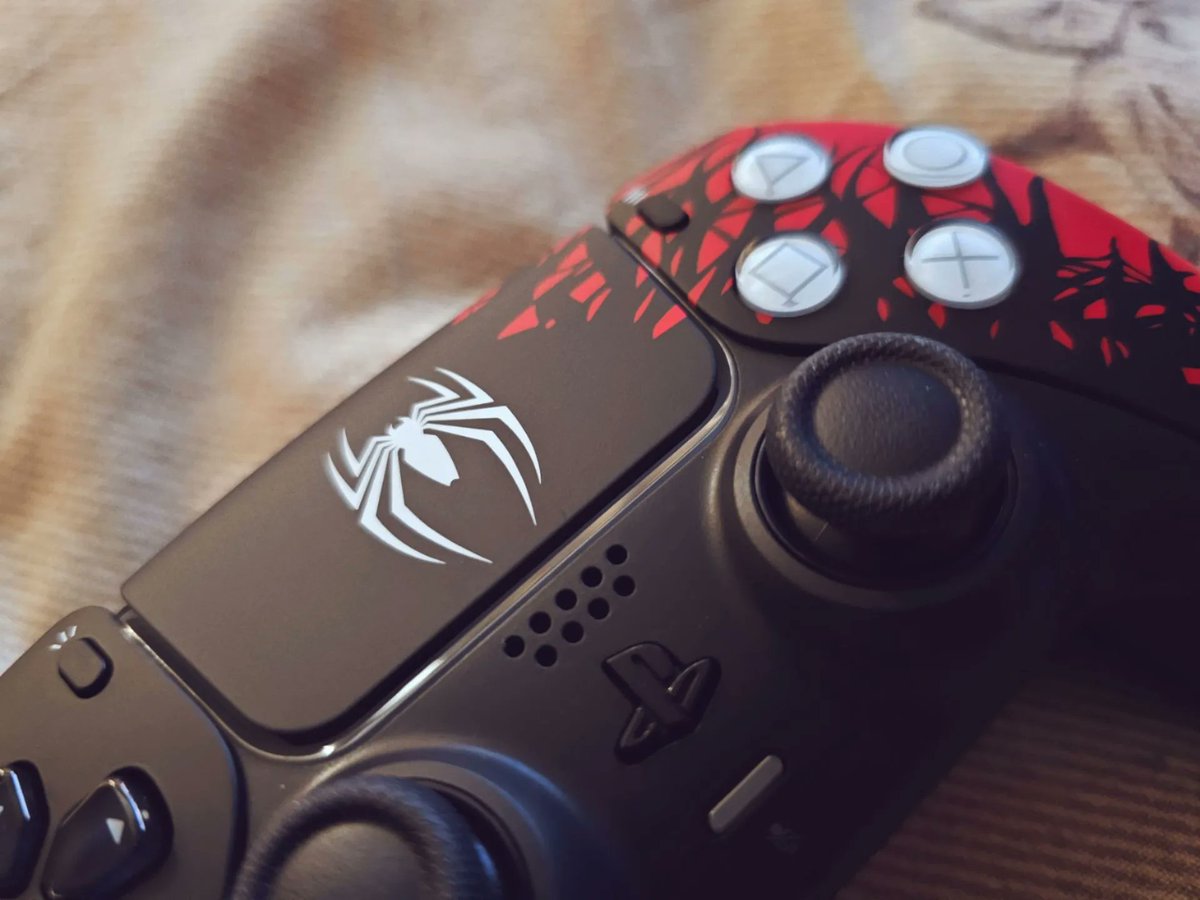 Emma96Fenrir's tweet photo. So clean!!!!!! Love this Spiderman Design on the PlayStation Remote. Looking forward to the new Spiderman Game Release!!!  #spiderman #spidermanremote #ps5 #ps5remote #cleandesign #PlayStation @PlayStationUK @PlayStation @insomniacgames https://t.co/nBkiCbEWFT